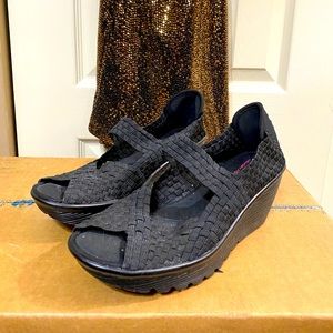 Woman’s size 8 sketchers memory foam sandals